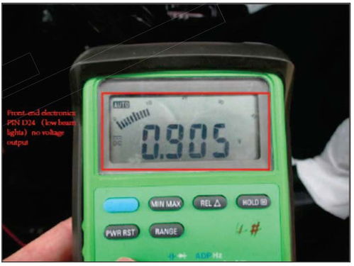 保時捷Macan儀表盤燈光報警 右前近光燈故障排查與電壓測量指南